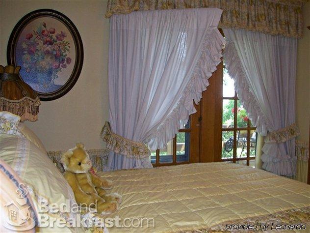 Isadoras Bed And Breakfast West Bend Екстериор снимка